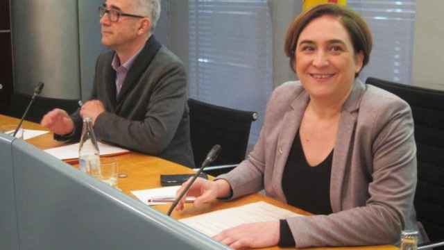 Ada Colau, alcaldesa de Barcelona (d), en una comparecencia pública anterior / EP