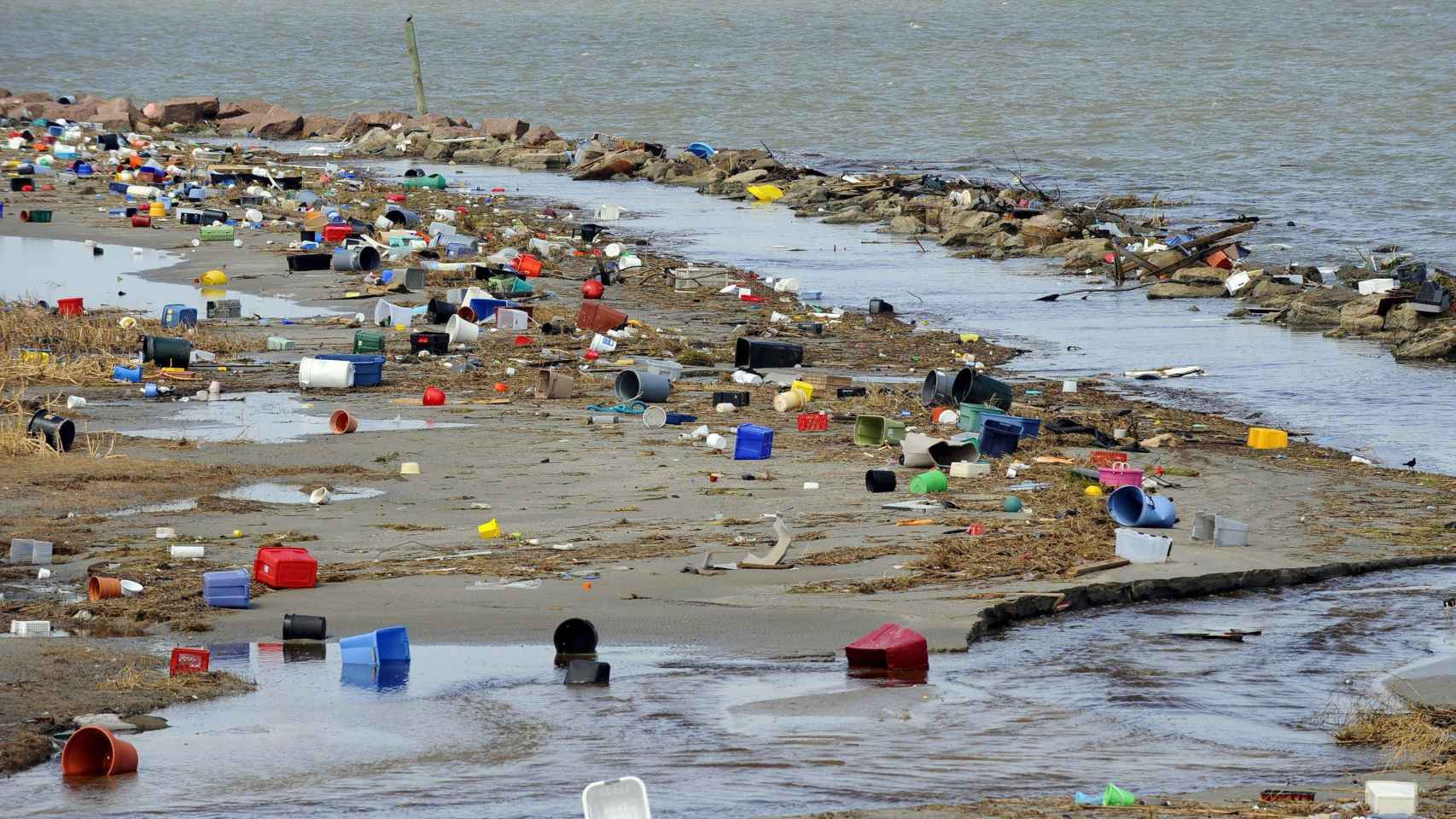 Platos, cubiertos o bolsas de plástico entre la basura en las costas de una playa / EFE