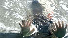 Un niño con las manos en el agua, una de las imágenes del Día Mundial del Agua / EFE