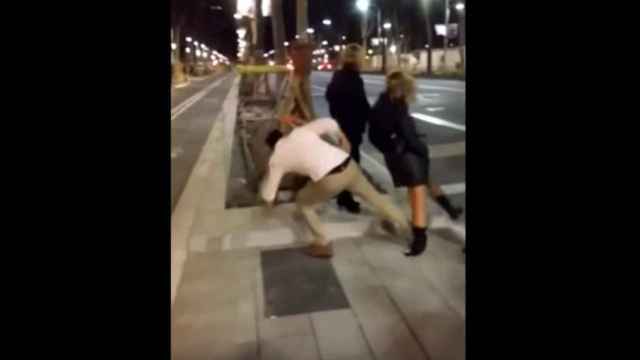 Una foto de la agresión a la joven en la Diagonal de Barcelona