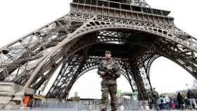 Un militar vigila la Torre Eiffel, uno de los objetivos de los terroristas de las Ramblas de Barcelona / EFE