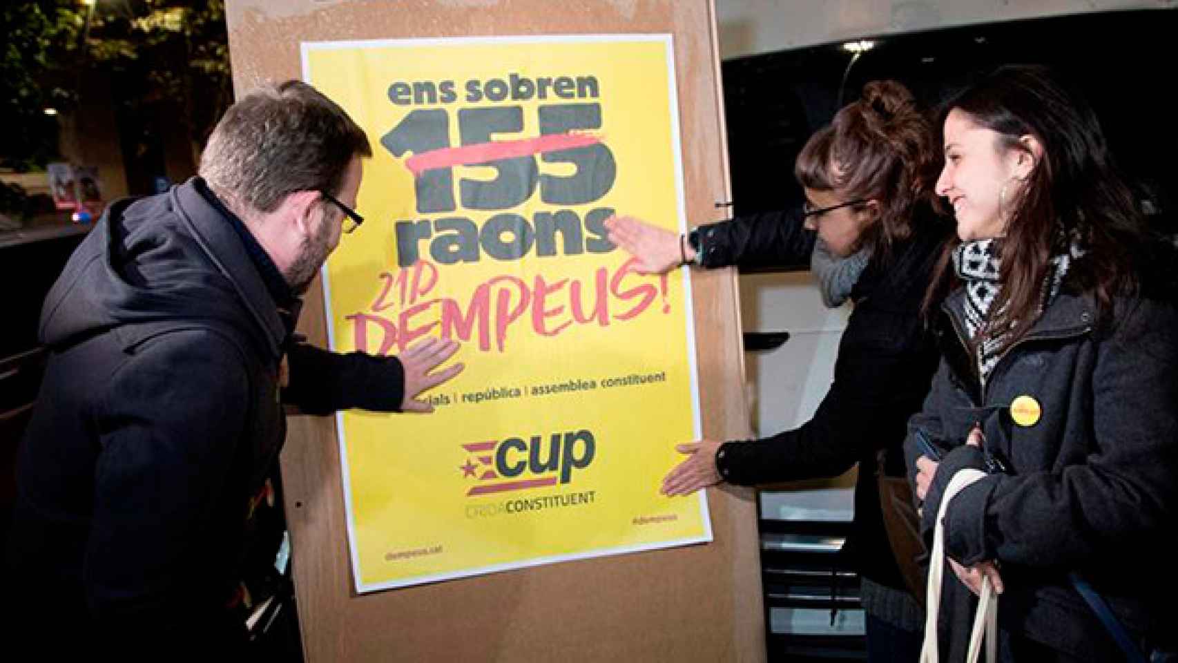 La número dos de la lista de la CUP por Barcelona Maria Sirvent (d), el número tres Vidal Aragonés (i) y la regidora Maria Rovira (c), pegan sus carteles durante el inicio de campaña para las próximas elecciones catalanas del 21 de diciembre / EFE