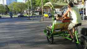 Una 'bicitaxi' desplaza a dos turistas por el paseo Joan Borbó de Ciutat Vella / CG
