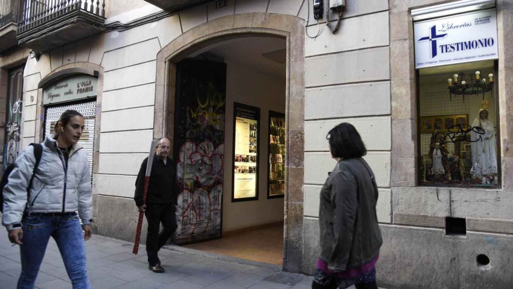 El edificio de Calle Xuclá que el arzobispo de Oviedo ha puesto a la venta en contra de las misioneras seglares que habitan en él