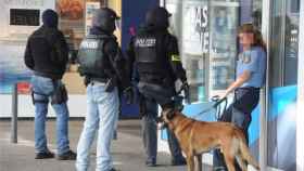 La policía alemana participa en el atrincheramiento de un hombre armado en un restaurante.