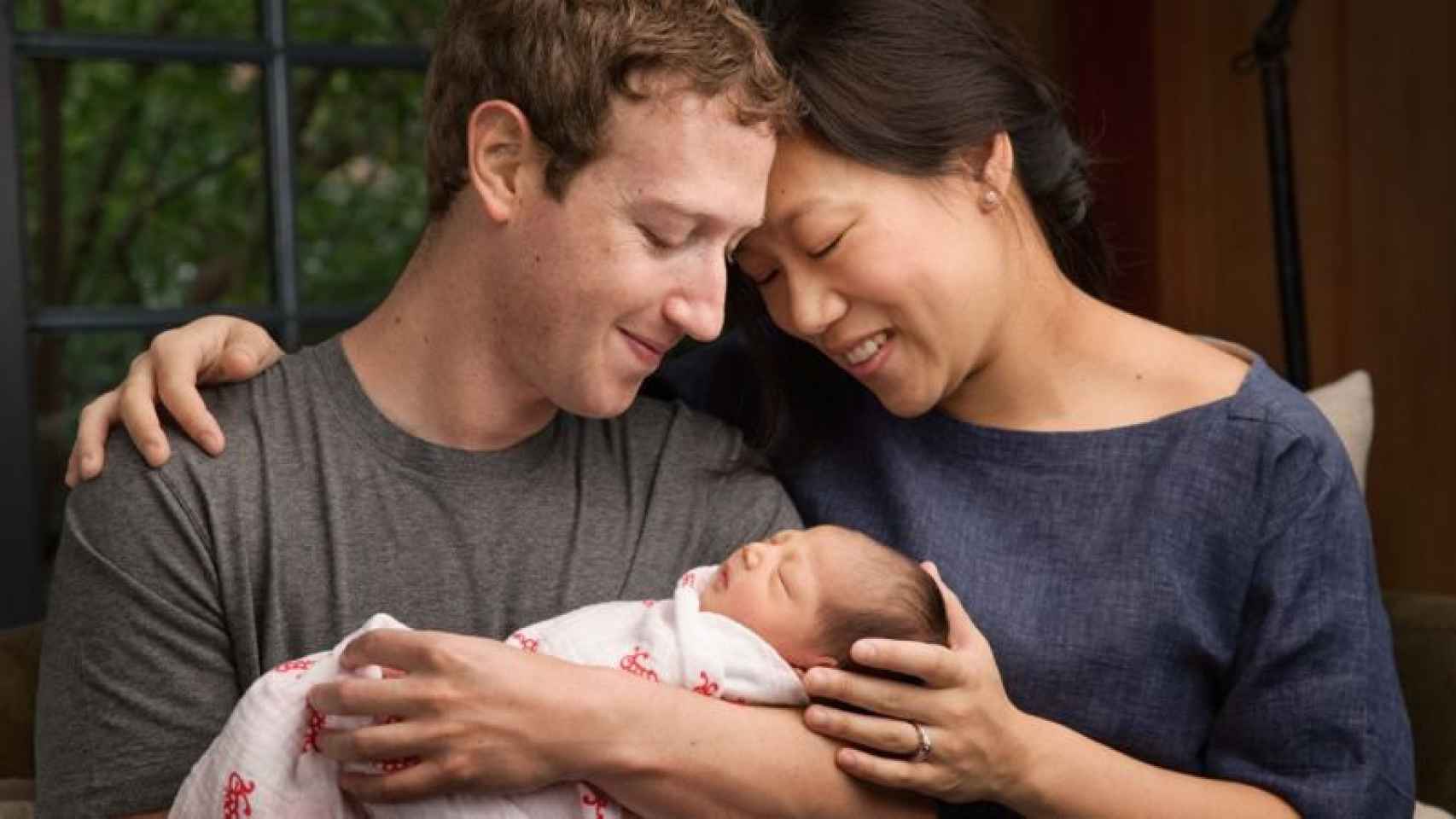 Fotografía cedida por Facebook (cortesía de Mark Zuckerberg) muestra a Zuckerberg y su esposa Priscilla con su hija Max.