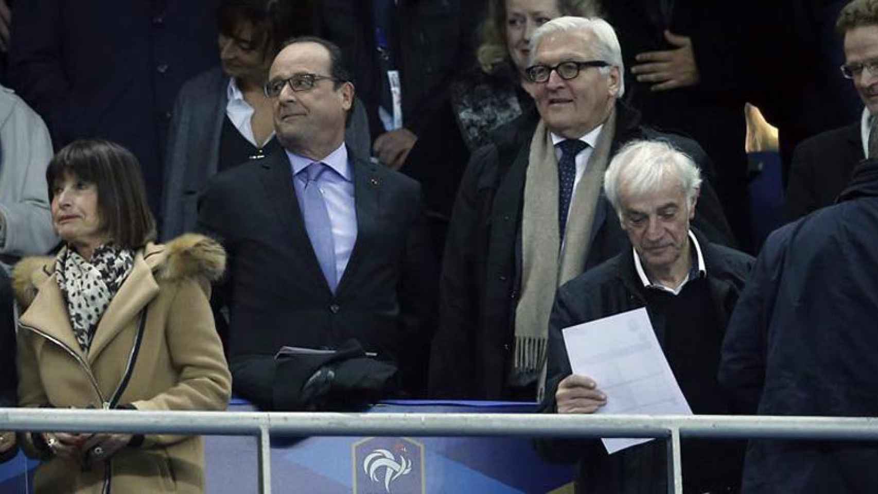 François Hollande y el ministro de Exteriores alemán, Frank-Walter Steinmeier (D), cuando comenzaba el partido amistoso entre la selecciones de ambos países.