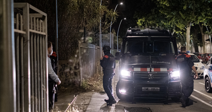 Un furgón de Mossos por la alerta de un hombre armado en la Estación de Francia / PABLO MIRANZO (CG)