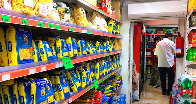 Los hermanos Hussain venden 350 tipos de pasta seca en su supermercado de Sant Antoni / CG