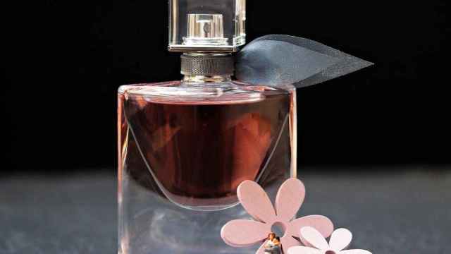Una botella de perfume, como los que han retirado del mercado ya que podrían contener sustancias prohibidas / PIXABAY