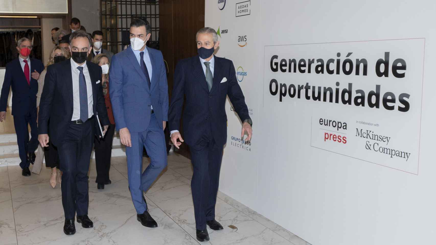 El presidente del Gobierno, Pedro Sánchez (centro), antes de anunciar medidas para bonificar los combustibles / EP