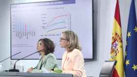 La vicepresidenta económica, Nadia Calviño (dcha.), y la ministra de Hacienda, María Jesús Montero, en la presentación de las previsiones macro del Gobierno / EP