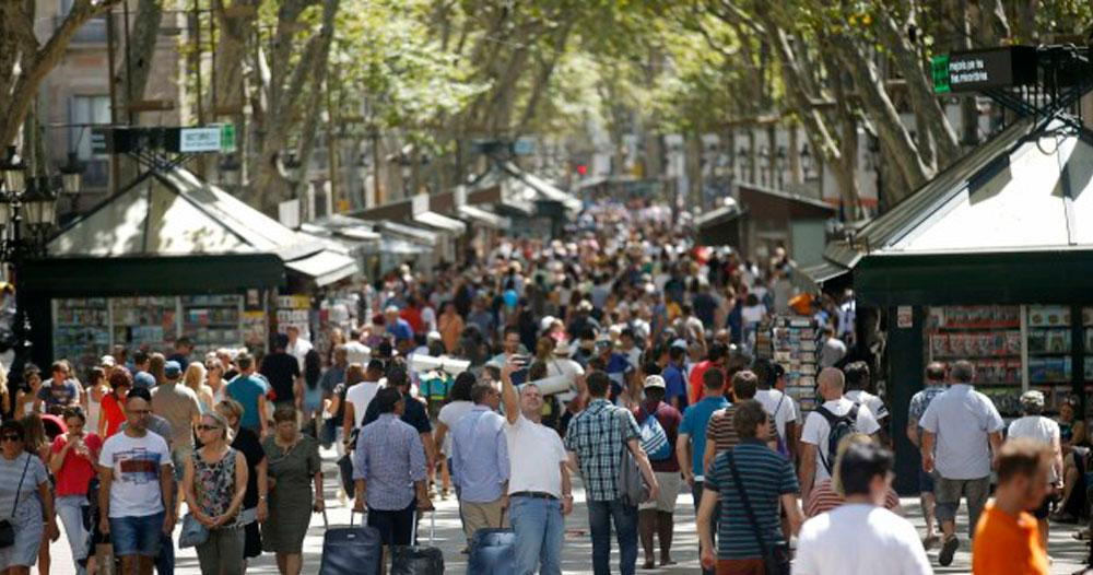 Turistas pasean por Las Ramblas de Barcelona / EFE