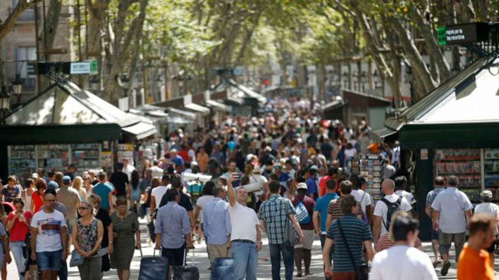 Turistas pasean por Las Ramblas de Barcelona / EFE