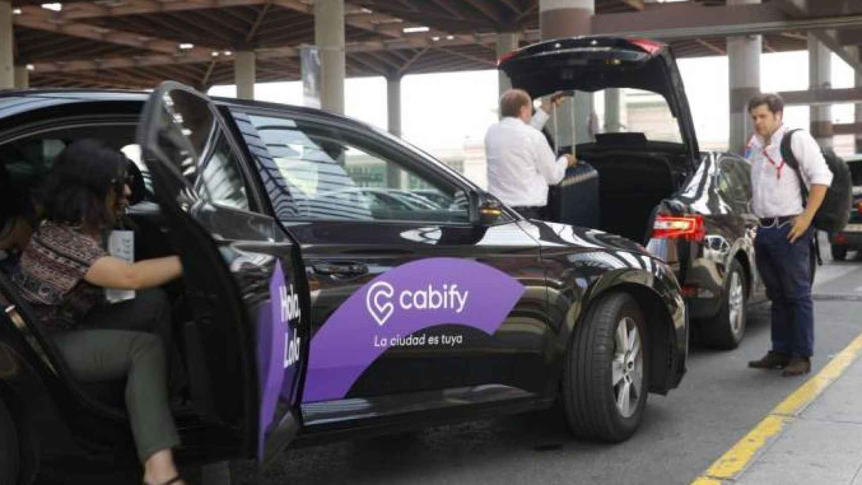 Una mujer sale de un coche de licencia VTC de Cabify / CABIFY
