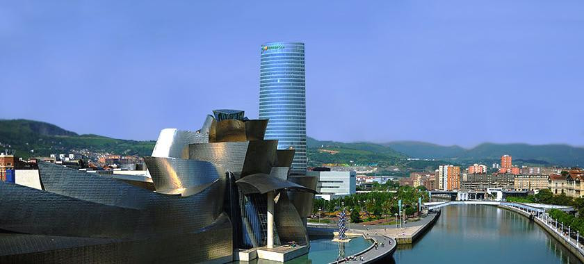 La torre Iberdrola en Bilbao, sede de la compañía, detrás del Guggenheim