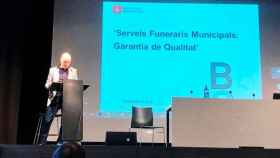 Eloi Badia, durante su acto-mitin preelectoral sobre el proyecto de funeraria municipal en Barcelona / CG