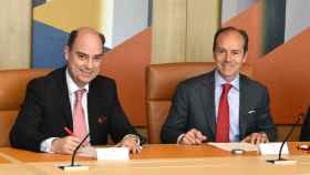 A la izquierda, José Manuel Inchausti, CEO de Mapfre España, junto a Rami Aboukhair, consejero delegado de Banco de Santander España