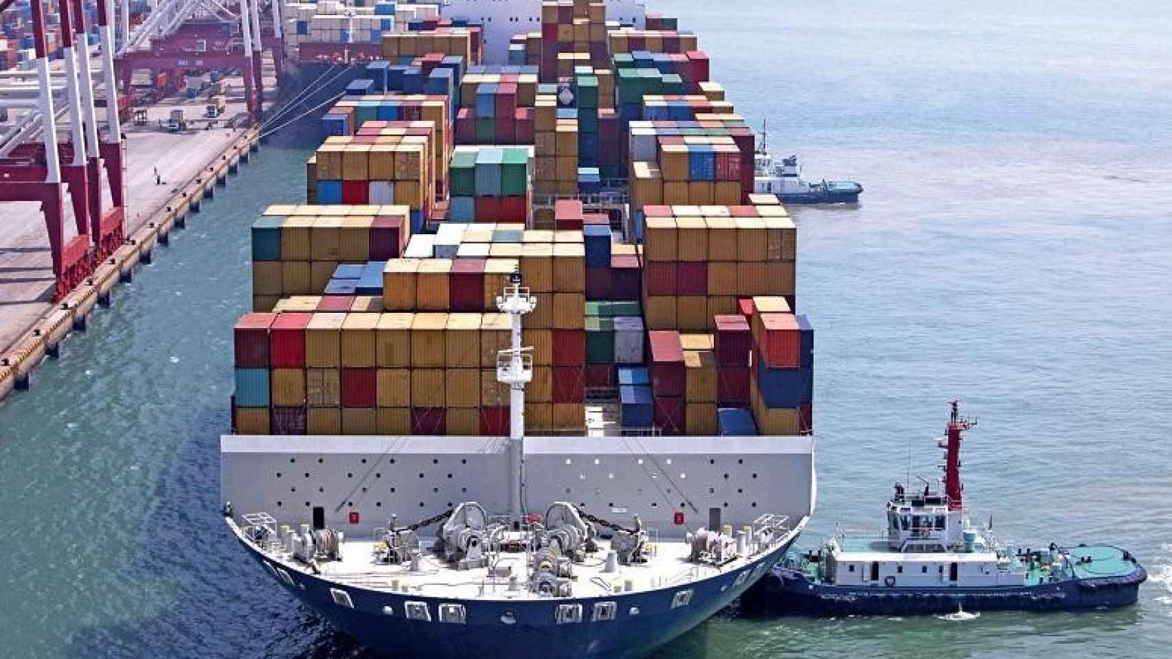 Imagen de un buque transportando bienes españoles al exterior