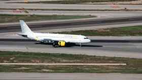 Una aeronave de Vueling, en el aeropuerto de El Prat de Barcelona / CG