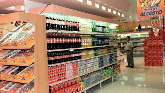 Imagen de archivo de un lineal de bebidas refrescantes en un supermercado / EFE