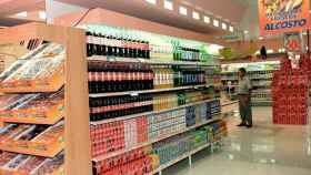 Imagen de archivo de un lineal de bebidas refrescantes en un supermercado / EFE