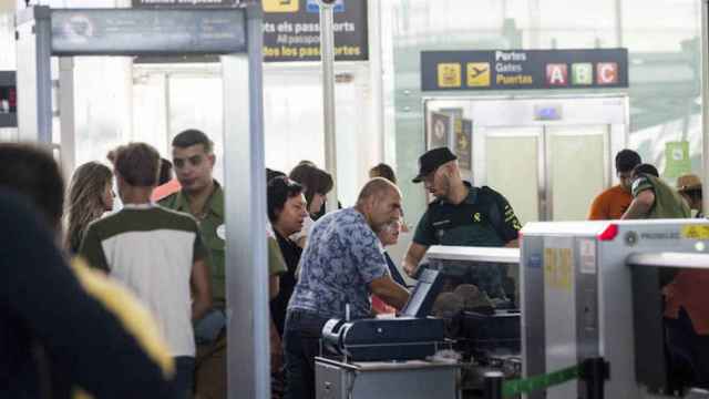 Imagen del control de seguridad en el aeropuerto de El Prat, con la presencia de los trabajadores de Eulen y agentes de la Guardia Civil / EFE