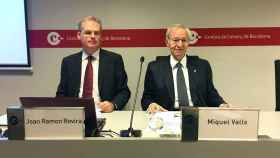 El jefe de estudios económicos de la Cambra de Comerç de Barcelona,  Joan Ramon Rovira, y el presidente de la institución, Miquel Valls / EFE