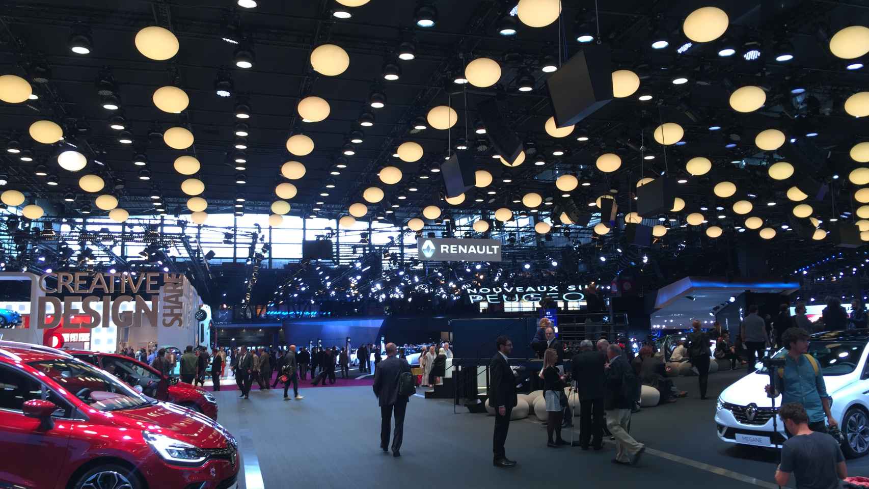 Imagen de los estand de Renault y Citroën en el Salón del Automóvil de París / CG