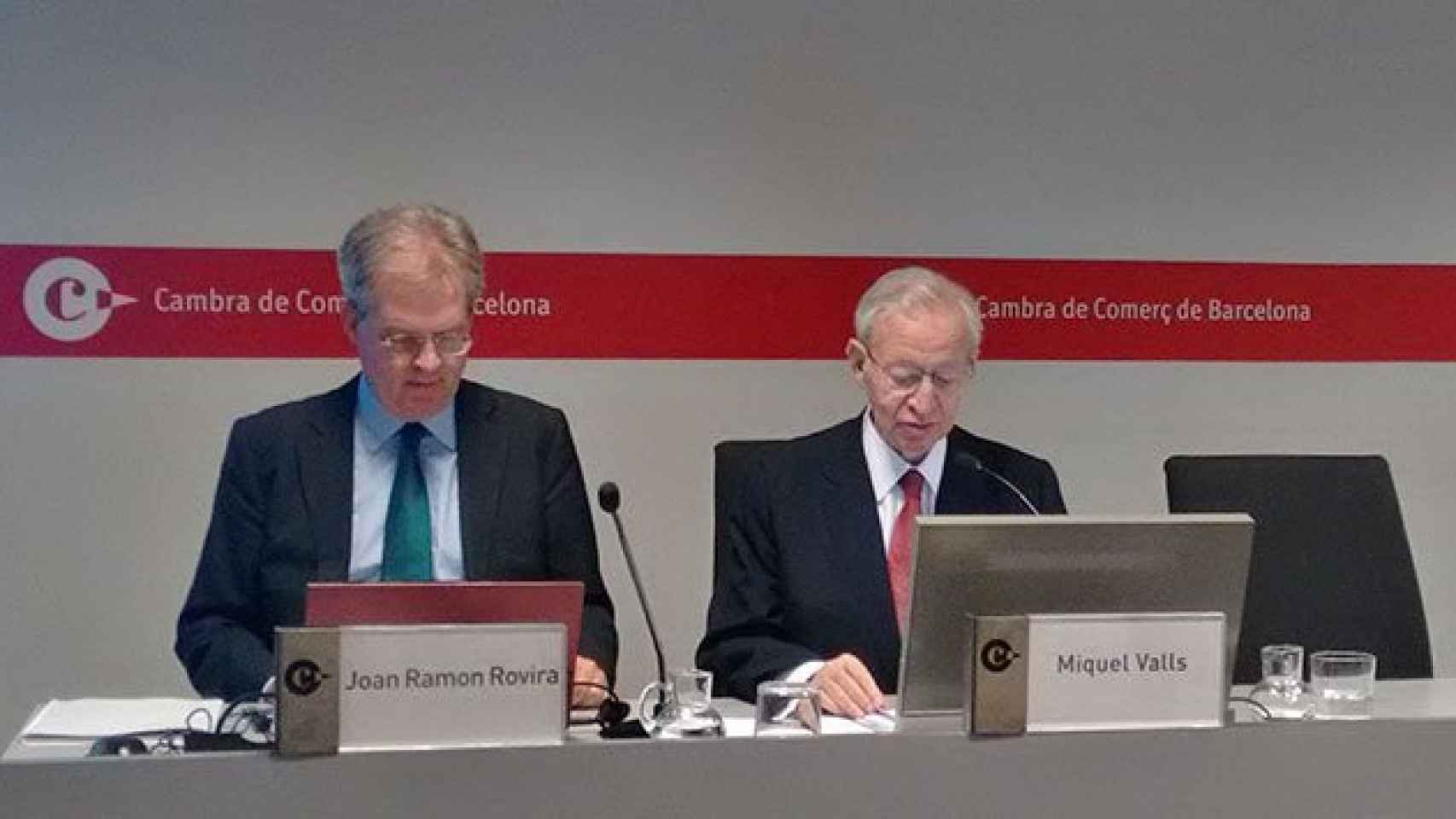 El jefe del gabinete de Estudios Económicos de la Cámara de Comercio de Barcelona, Joan Ramon Rovira (i), y el presidente, Miquel Valls (d).