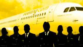 Un grupo de pilotos y tripulación de cabina de Vueling posa delante de un avión de la compañía.
