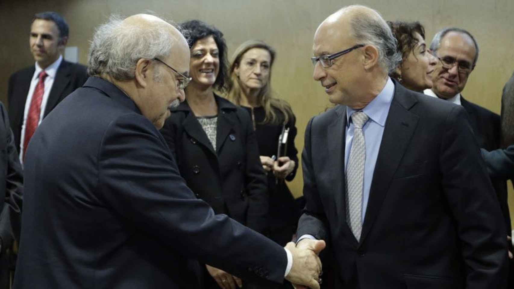 Andreu Mas-Colell (izquierda), el consejero de Economía catalán da la mano al Cristóbal Montoro (derecha), ministro de Hacienda