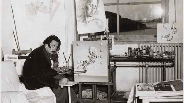 Dalí pintando 'Gala Placidia' en su taller, c. 1952 / FOTOGRAFÍA DE PÉREZ DE ROZAS