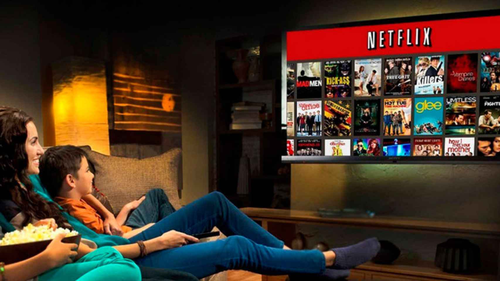 Una familia mirando las mejores series de Netflix, uno de los proveedores de televisión de pago