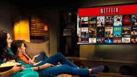 Una familia mirando las mejores series de Netflix, uno de los proveedores de televisión de pago