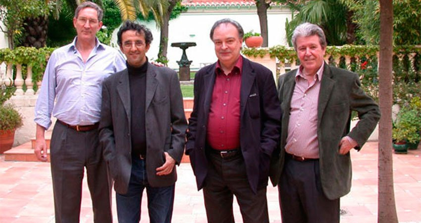 Roberto Bolaño, el segundo por la izquierda, entre el editor británico Christofer MacLehose y el escritor Enrique Vila-Matas. Y Jorde Herralde, de Anagrama.