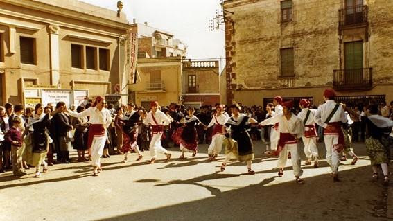 La agrupación gavanense baila la Tornaboda y otros bailes en la plaza mayor de Gavà en los años 80 / ARXIU HISTÒRIC DE GAVÀ