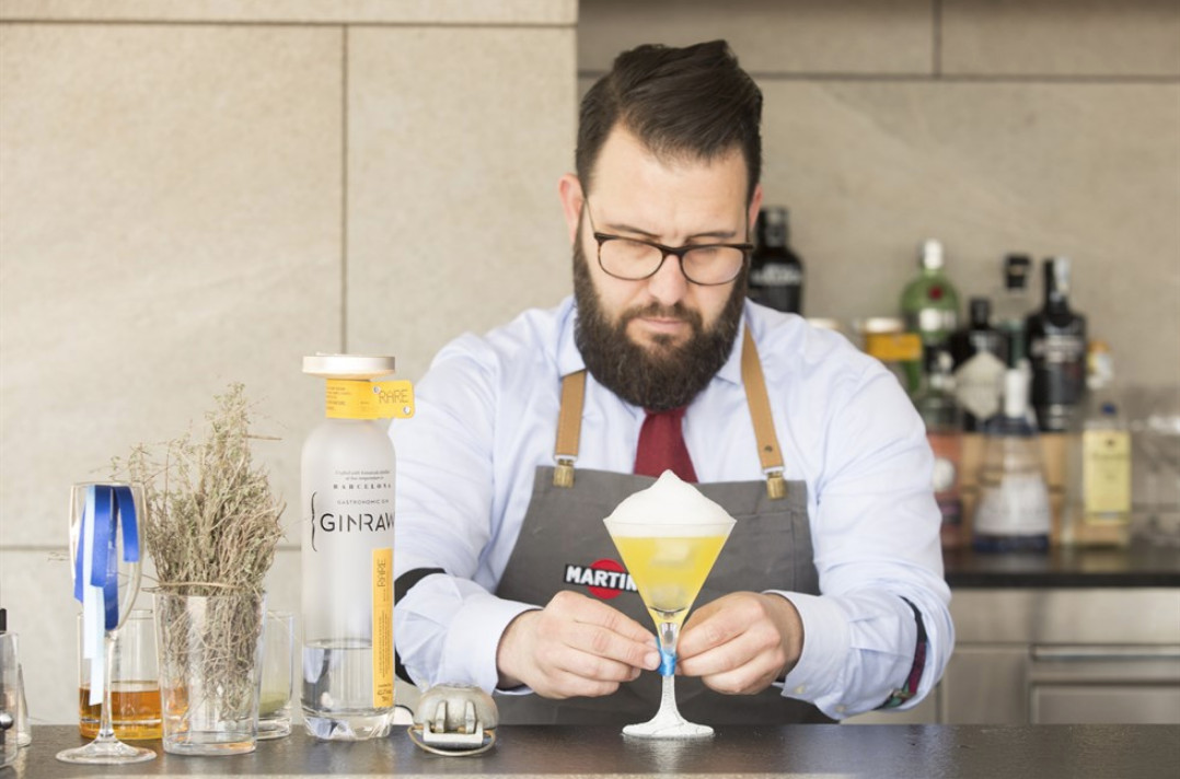 Un camarero preparando un cóctel Barcelona en la 173 Rooftop Terrace