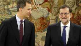 Una foto de archivo de Felipe VI y Mariano Rajoy / EFE