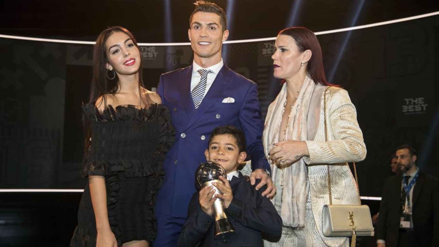 Georgina Rodríguez junto a Cristiano Ronaldo, la madre del futbolista y su hijo / EFE