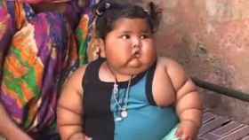 En la imagen Chahat Kumar, la bebé de 8 meses que come como un niño de 10 años / Youtube