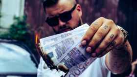 Un hombre quema billetes de 500 euros / CG