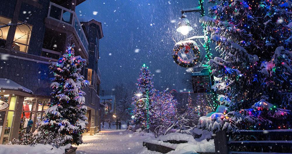 Lugar nevado con luces de Navidad / UNSPLASH