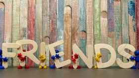 Adorno de madera con la palabra 'friends' (amigos) / PIXABAY