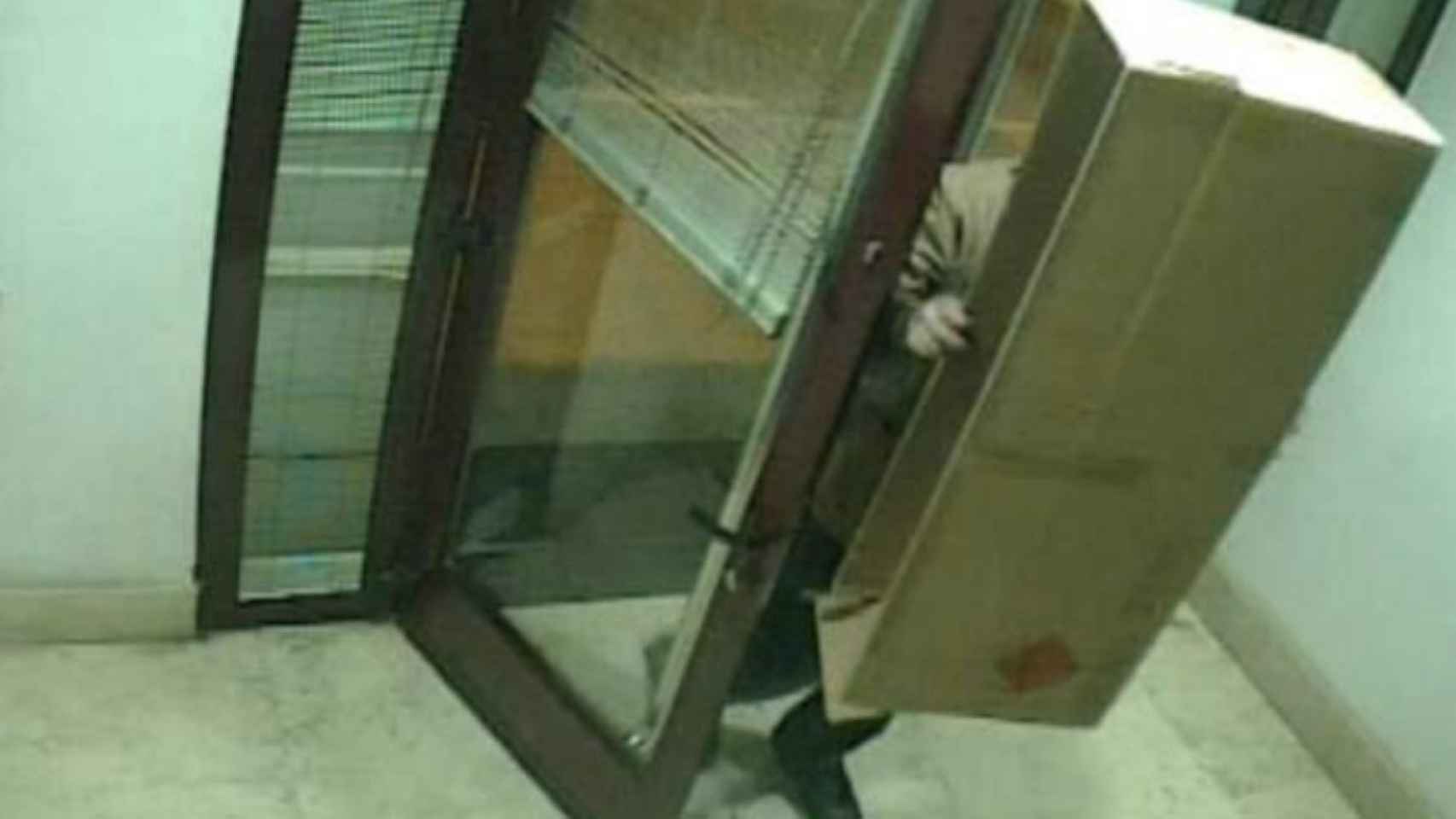 Una foto del ladrón entrando en el cajero