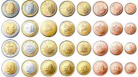 Una foto de archivo de distintos monedas de euro
