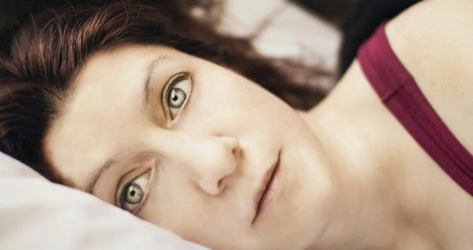 Una mujer con insomnio, algo que no la permite dormir bien / Jen Theodore en UNSPLASH
