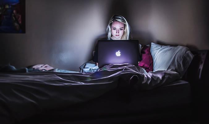Mujer utilizando su ordenador portátil para navegar por internet / UNSPLASH