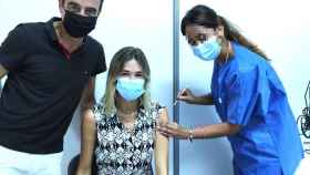 Ana Soria recibe la vacuna del Covid junto a Enrique Ponce / FACEBOOK