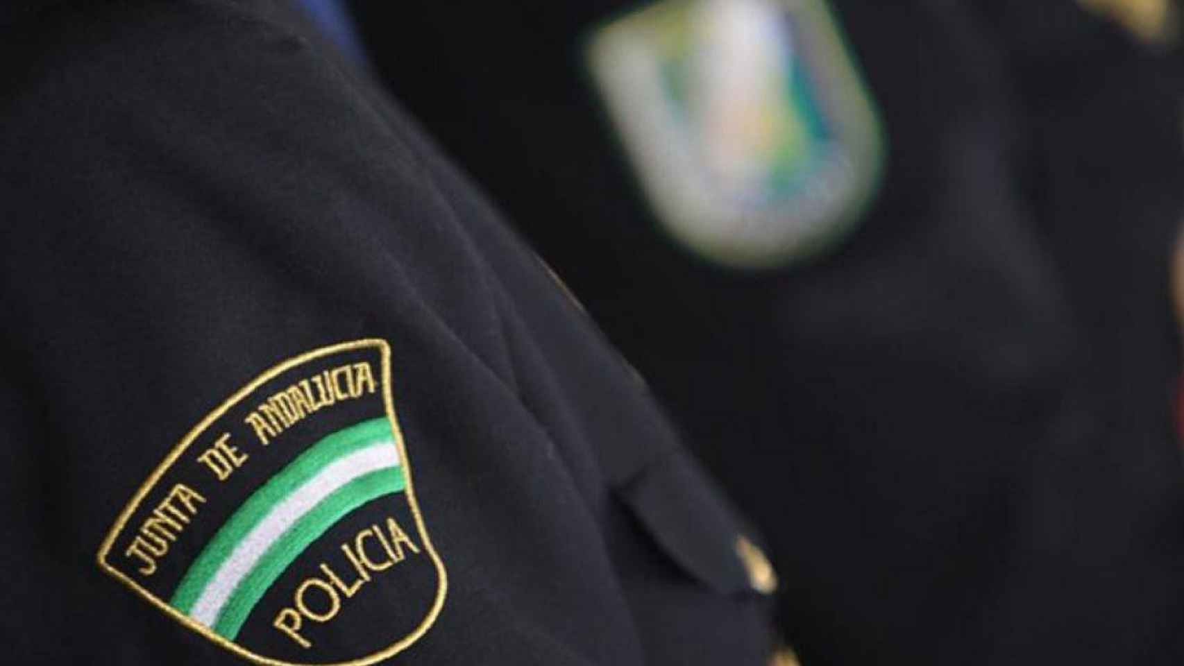 Agente policial de Andalucía recogen a cuatro menores desamparados / EP